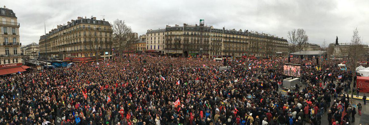 rassemblement de la campagne avec 130K personnes, + de 25K en live, qui est seul ? #Bastille #18mars2017  (2/2)