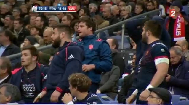 C'est moi où c'est le survet du Stade Français sur les épaules de Chavancy ? cc <a href="/ValeursDuRugby/">Valeurs Du Rugby ®©™</a> <a href="/LesTitisdelOval/">Les Titis de lOvalie</a>