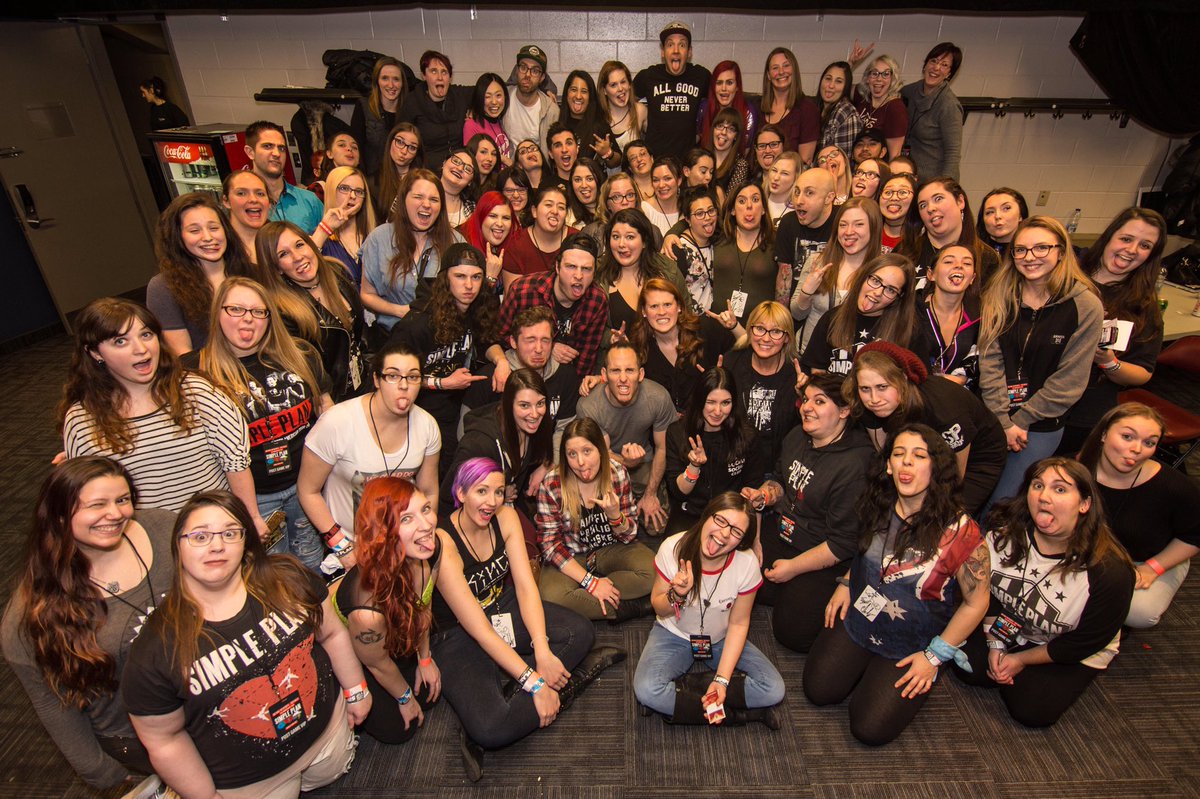 beelovesSP's tweet photo. our awesome vip group photo! @simpleplan #simpleplanmtl #vippizzaparty ❤️❤️❤️❤️ https://t.co/PrTWzwCRZi