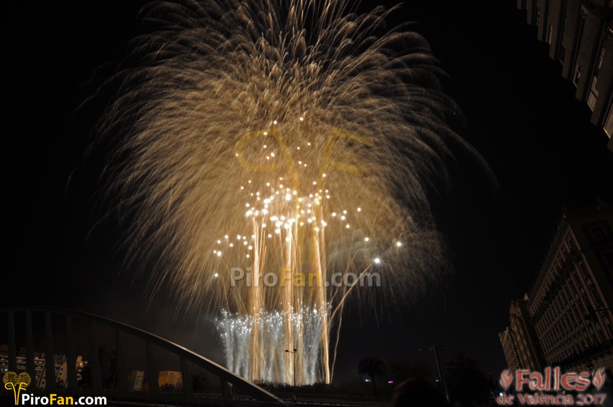 Galería fotográfica del 3er castillo de las #Fallas2017 disparado por <a href="/PirotecniaMarti/">Pirotecnia Marti</a> facebook.com/pg/PiroFan/pho…