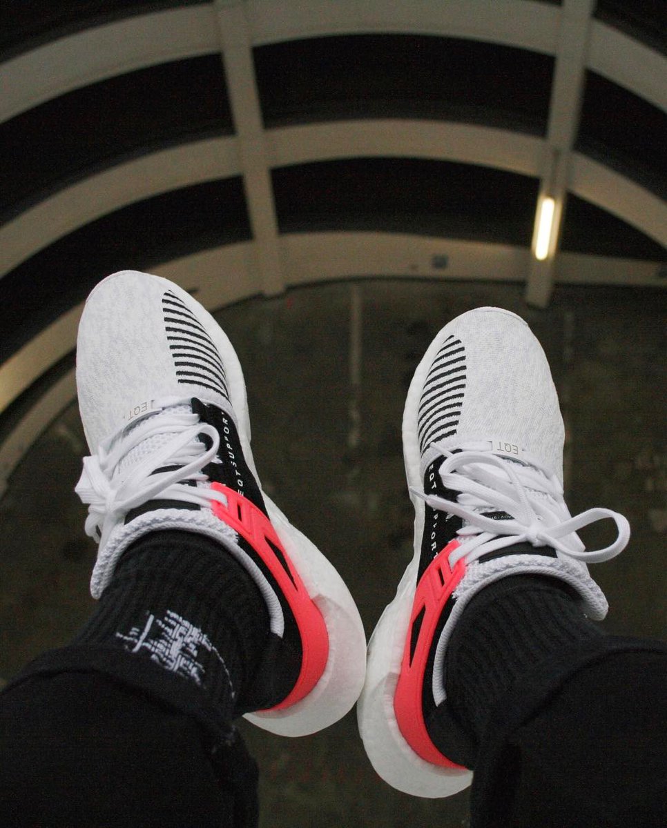 ServingShoescom's tweet image. Damn those are straight fire. Who is after a pair?