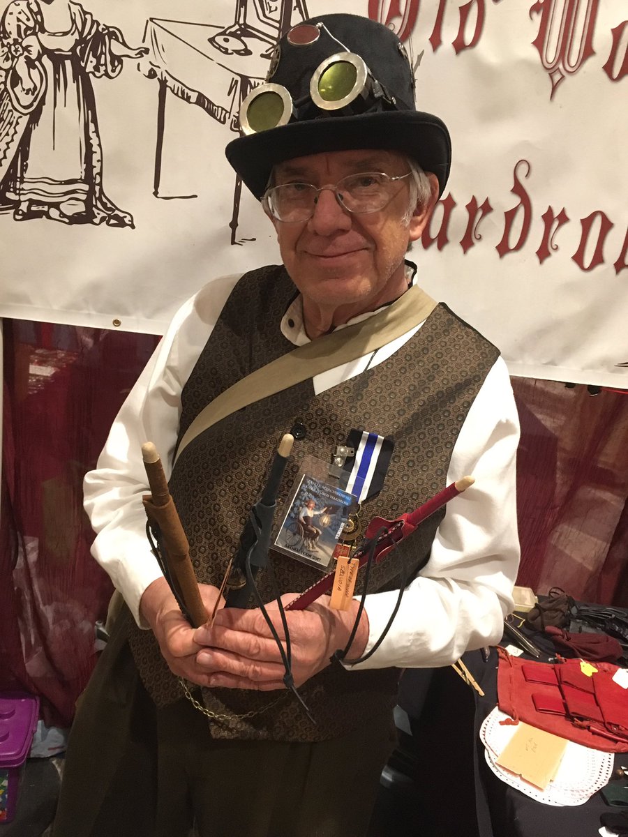 ellieannswords's tweet photo. I met a wandmaker! #AnomalyCon https://t.co/Nsf2IKTunG
