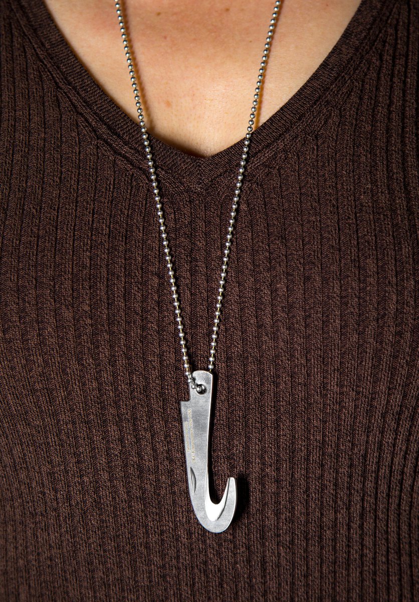 colonialknife's tweet photo. Neck Knife, made in U.S.A. with breakaway ball chain or money clip #moneyclip #neckknife #pocketknife #functional #jewelry https://t.co/9B6rcNmpY1