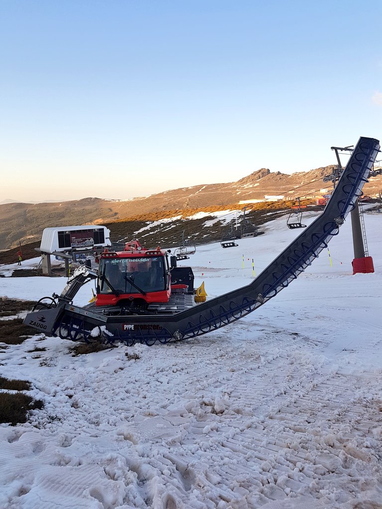 simmen_gian's tweet photo. Perfect combo..
#zauggpipemonster #pistenbully https://t.co/jBKn1z0T5E