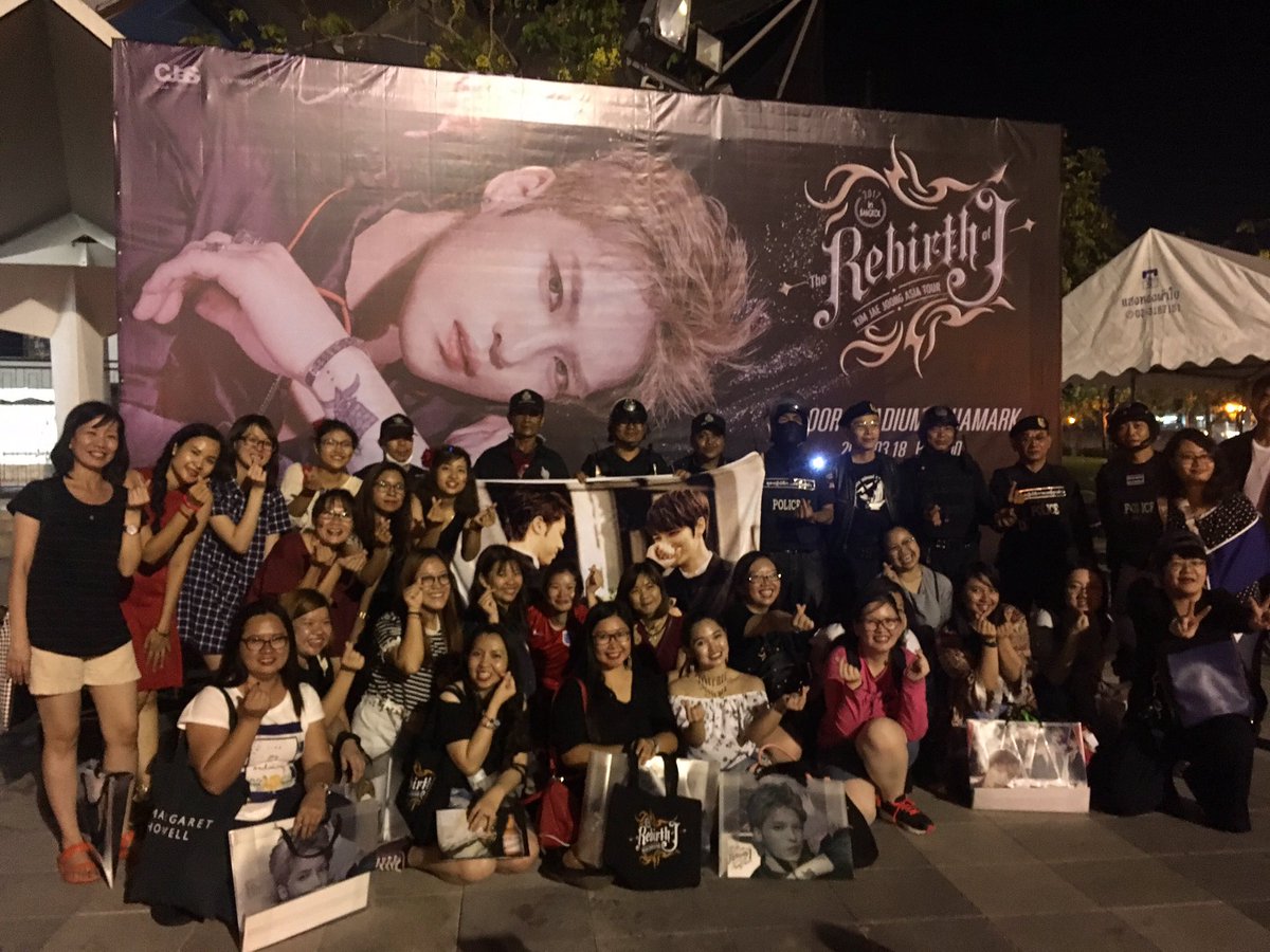 HelloXelly's tweet photo. This is how YUNJAE unites people of all backgrounds & races. #PromoteWorldPeace #TheRebirthOfJinBKK @bornfreeonekiss https://t.co/zkzQhEpdVa
