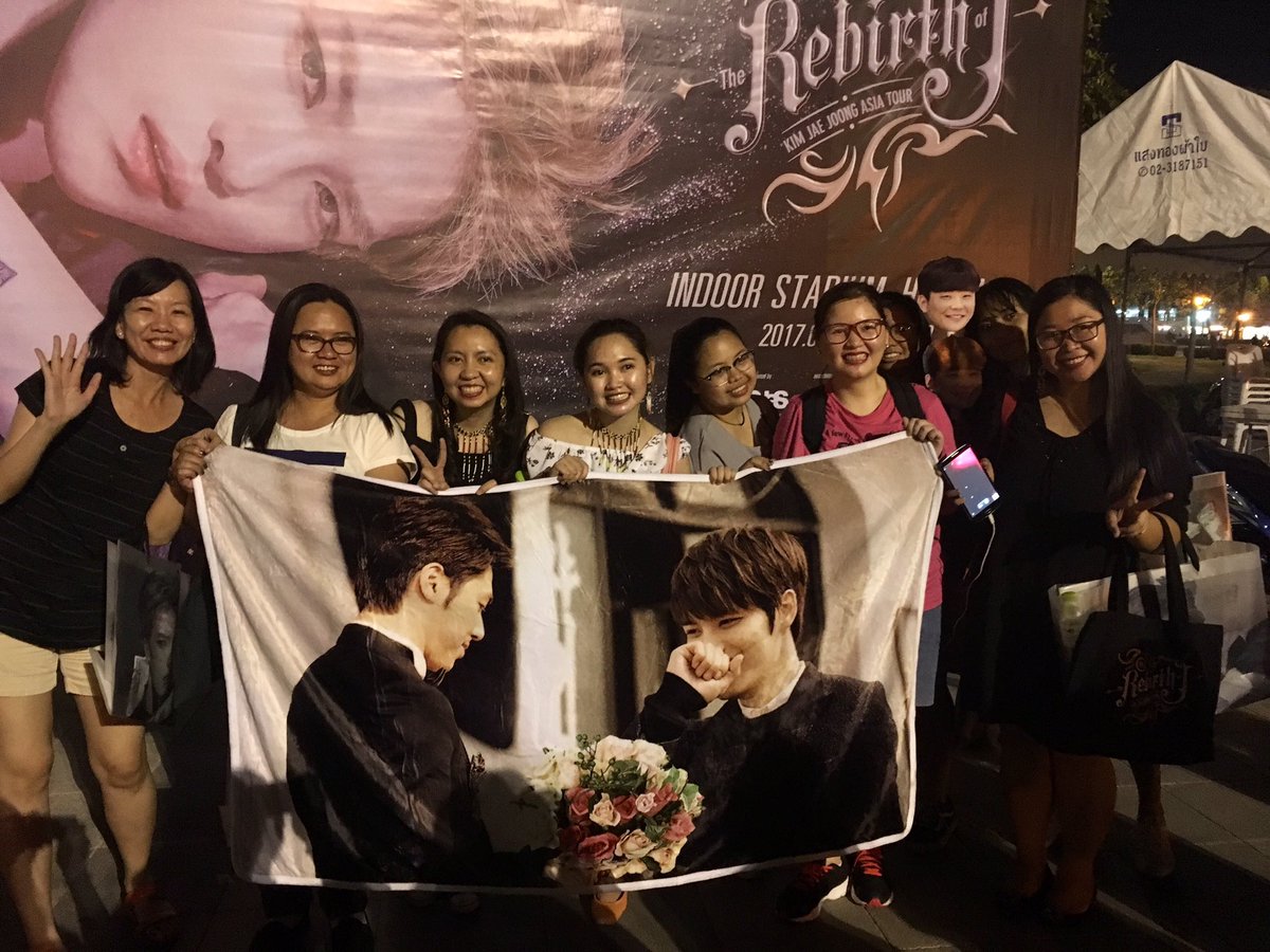 HelloXelly's tweet photo. This is how YUNJAE unites people of all backgrounds & races. #PromoteWorldPeace #TheRebirthOfJinBKK @bornfreeonekiss https://t.co/zkzQhEpdVa