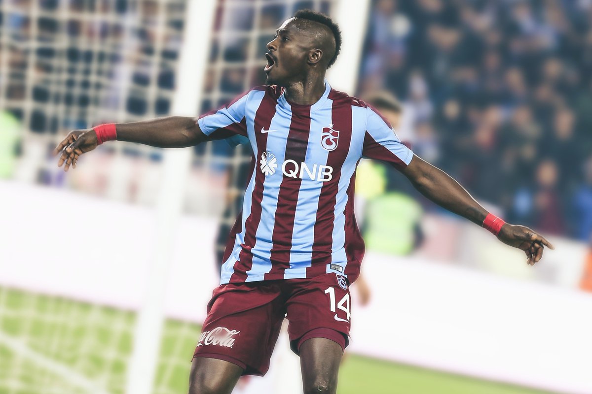 Trabzonspor's tweet photo. Yeni yuvamızdaki ilk derbide galibiyeti getiren iki müthiş golün sahibi N'Doye ve Yazıcı'nın gol sevinçlerini taraftarlarımızla paylaşırken https://t.co/dFlgfxrZRk