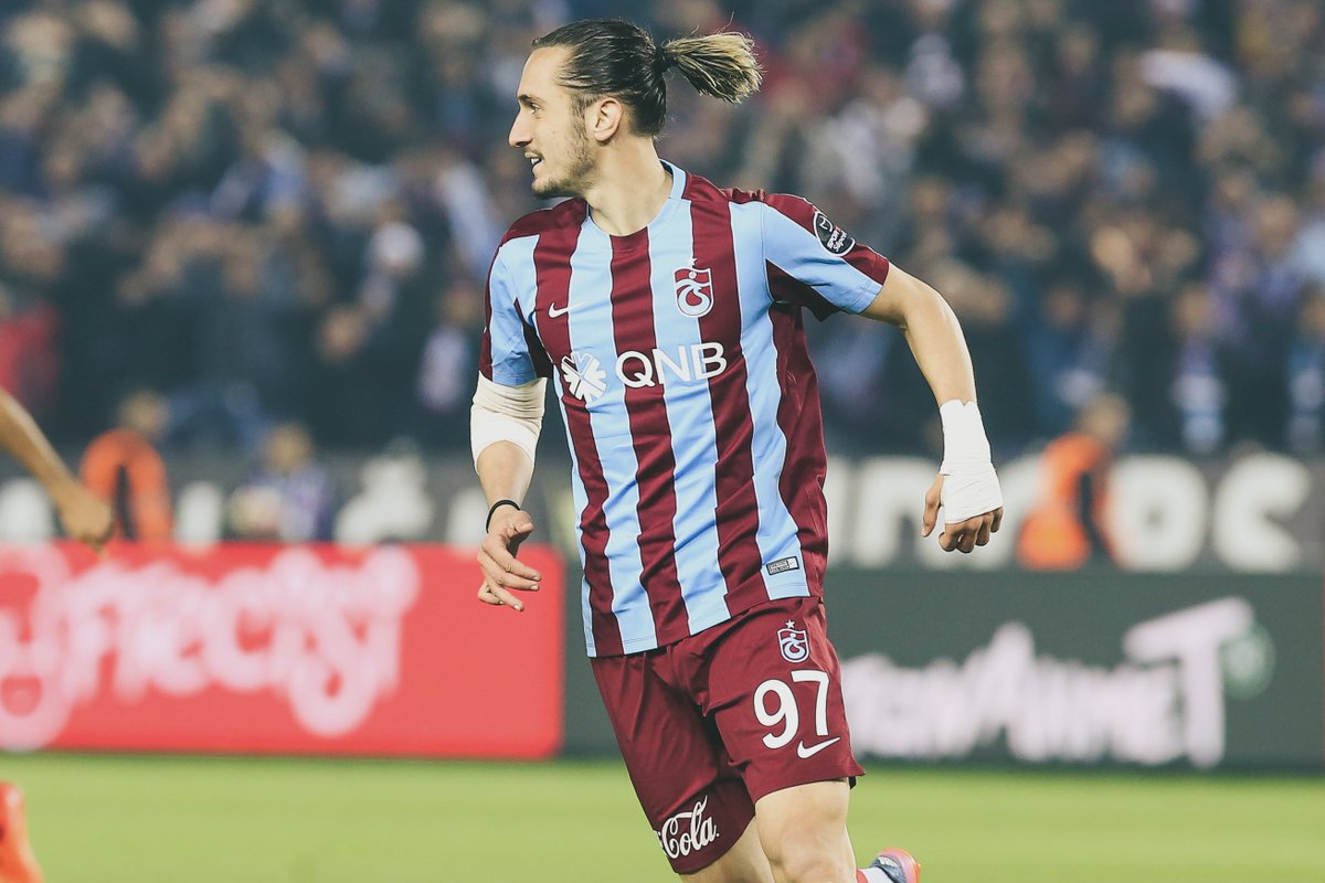 Trabzonspor's tweet photo. Yeni yuvamızdaki ilk derbide galibiyeti getiren iki müthiş golün sahibi N'Doye ve Yazıcı'nın gol sevinçlerini taraftarlarımızla paylaşırken https://t.co/dFlgfxrZRk