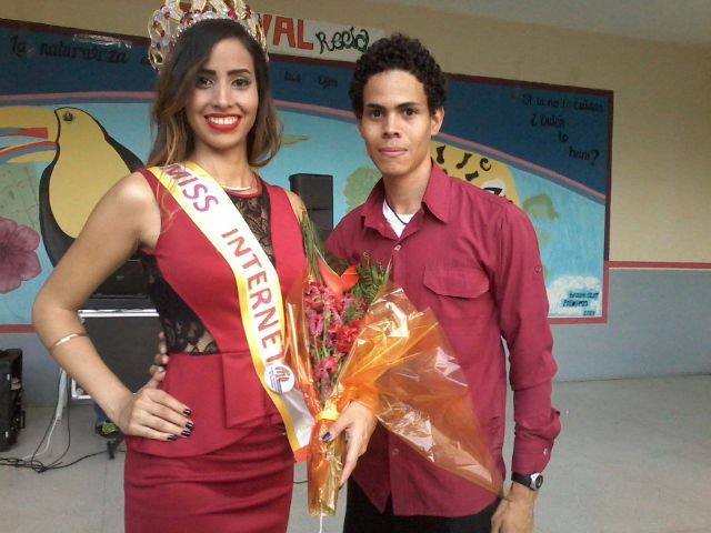 AEUSJ_IUTVal's tweet photo. Entregando la banda de #MissInternet a la candidata #4 Genesis Herrera!
#AEUSJ #IUTVal https://t.co/aVqQDIgI9U
