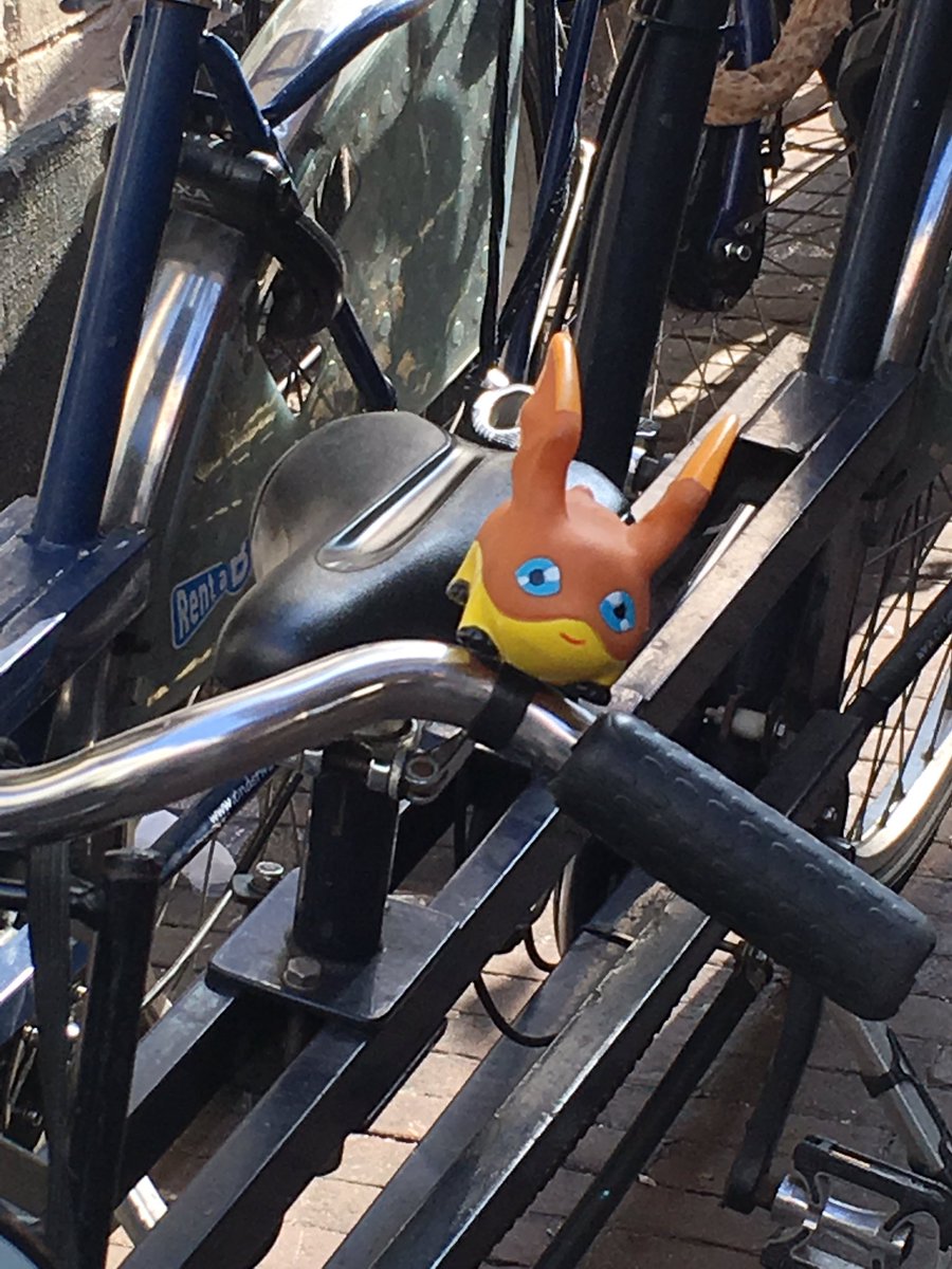 EspalTino's tweet photo. ¡Ostris! Yo jugando a #PokémonGO y en #Amsterdam resulta que ya están con ¿#DigimonGO? 🤔 Bueh, Pikachu se me resistirá, ¡pero no Patamon! 😝 https://t.co/hcE22xZN7Z
