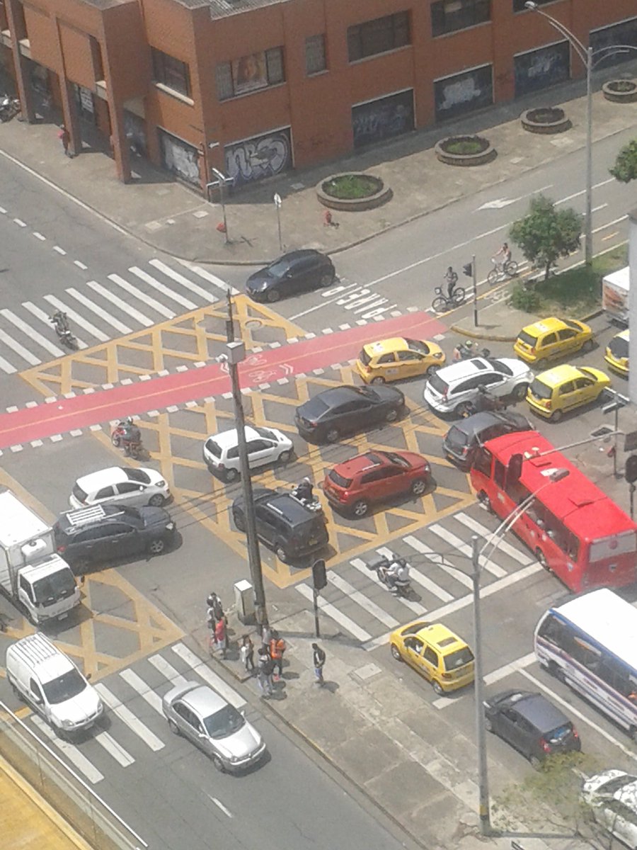 dlondonos's tweet image. @sttmed Todos los días es igual cll50xcr65. Sincronizar semáforos y campaña respeto por el cruce. Si quieren les sirvo de voluntario