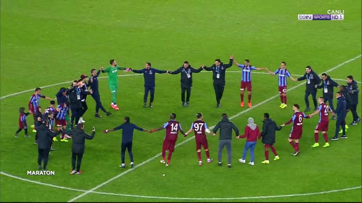 SahaSizin's tweet photo. Trabzonspor galibiyeti Kolbastı oynayarak kutluyor. https://t.co/fty8cr52Gg