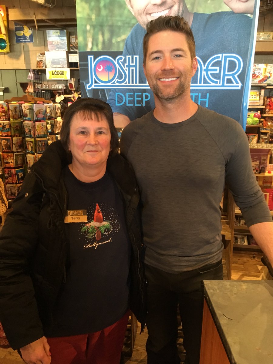 thowes56's tweet photo. @CatCountry981 @joshturnermusic @DunkinDonutsCtr @DunkinProv I was lucky to meet him at Cracker Barrel:) https://t.co/krBfJHuYC2