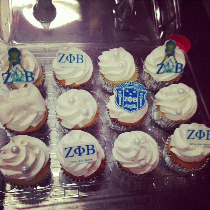 MacDaddyDior's tweet photo. Cakes for the Greek. #BlackBoySugarBending #LocalCakeDealer #BlackBoysWhoBake #RealMenHandleCakes https://t.co/q9o5HcPMGN