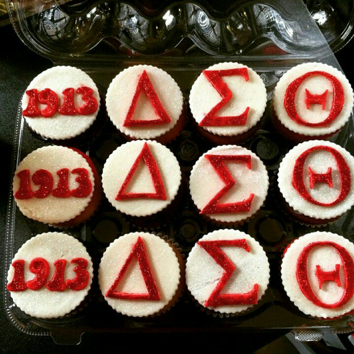 MacDaddyDior's tweet photo. Cakes for the Greek. #BlackBoySugarBending #LocalCakeDealer #BlackBoysWhoBake #RealMenHandleCakes https://t.co/q9o5HcPMGN