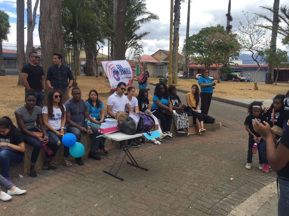 FMisaelRios's tweet photo. Participando del #GlobalYouthDay #GYD17 repartiendo una versión diferente del libro En Busca de Esperanza - Costa Rica #G148 #Generacion148 https://t.co/57UZYrLcOY