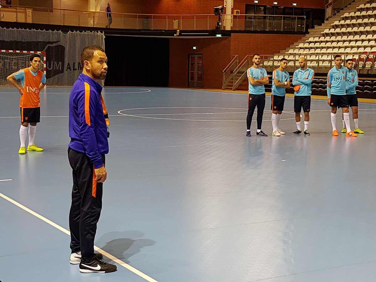 Onze verslaggever heeft een kijkje genomen in de keuken van het Ned.Zaalvoetbal Team in voorbereiding op Ned-Bel. Morgenmiddag het verslag.