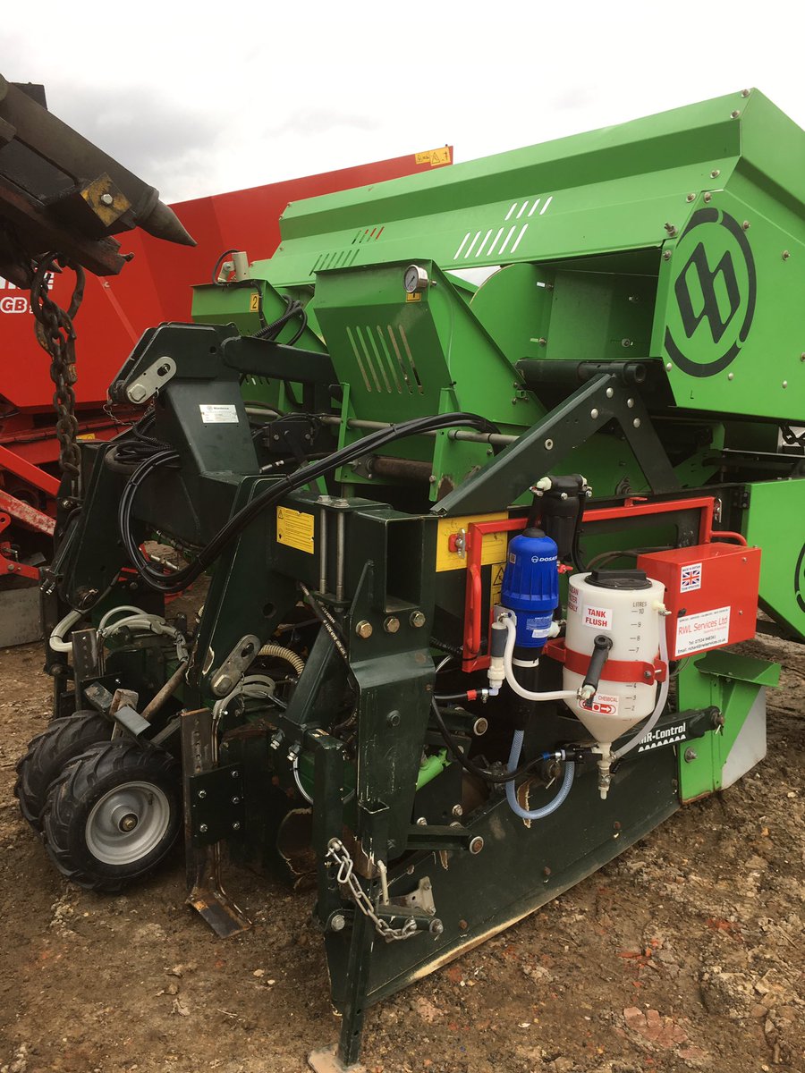 rwlservices's tweet image. A brace of planters all Blinged up and ready for the off. #Amistar #Liquidfert #Vydate