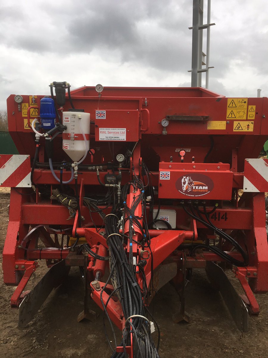 rwlservices's tweet image. A brace of planters all Blinged up and ready for the off. #Amistar #Liquidfert #Vydate