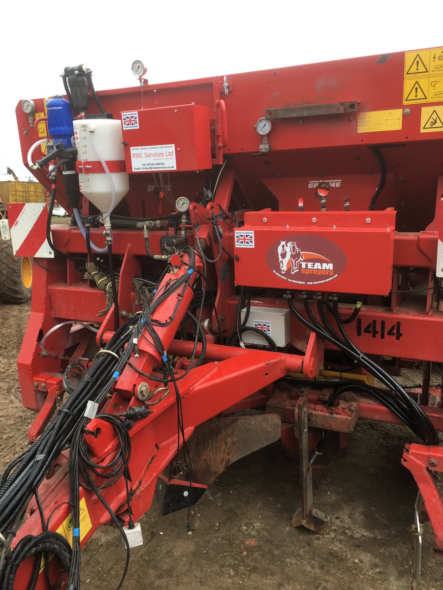 rwlservices's tweet image. A brace of planters all Blinged up and ready for the off. #Amistar #Liquidfert #Vydate