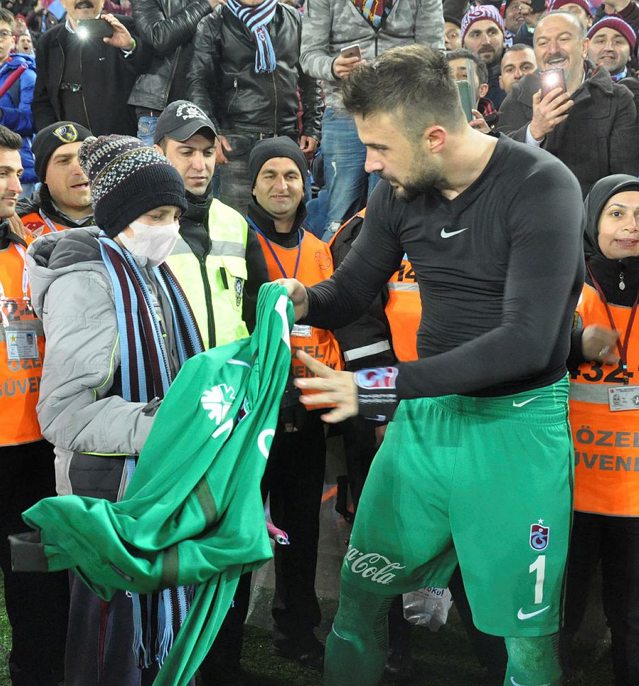 sabahspor's tweet photo. Onur maçın ardından kanser hastası bir taraftarın yanına gitti ve formasını hediye etti https://t.co/LYCuylKK8M