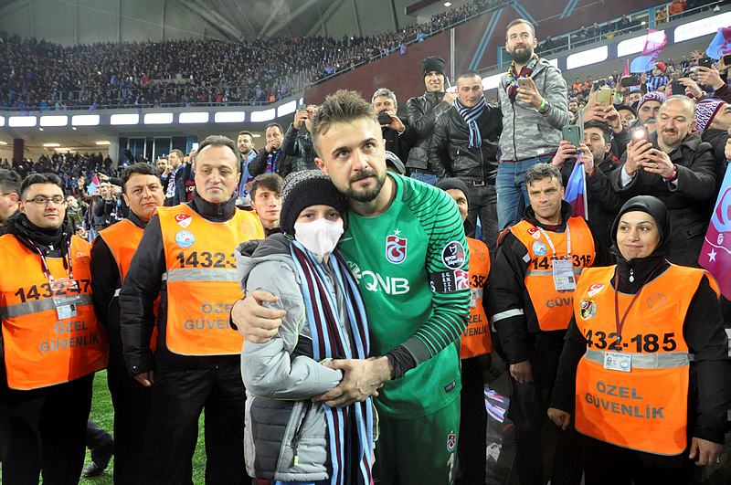 sabahspor's tweet photo. Onur maçın ardından kanser hastası bir taraftarın yanına gitti ve formasını hediye etti https://t.co/LYCuylKK8M