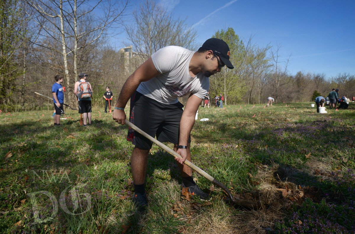 NWADemGazPhotos's tweet photo. Volunteers from @campwareagle planted 500 trees along @NWAGreenway in Rogers today as part of @irwatershed's 10th annual #RiparianProject https://t.co/H62xa92h74