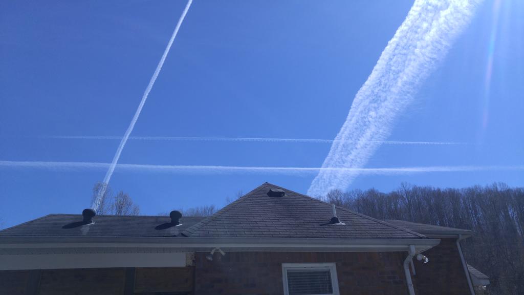 godofbeginnings's tweet photo. Interesting seeing all these #Comtrails over Nashville https://t.co/vDk1R41zCe