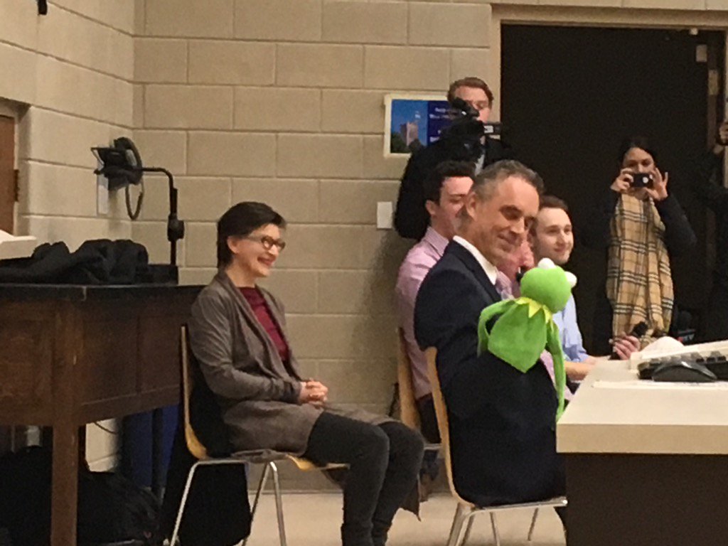 Andrew Lawton på Twitter: "Jordan Peterson and guest Kermit the Frog discussing differences between men https://t.co/LCevWoEbmA" /