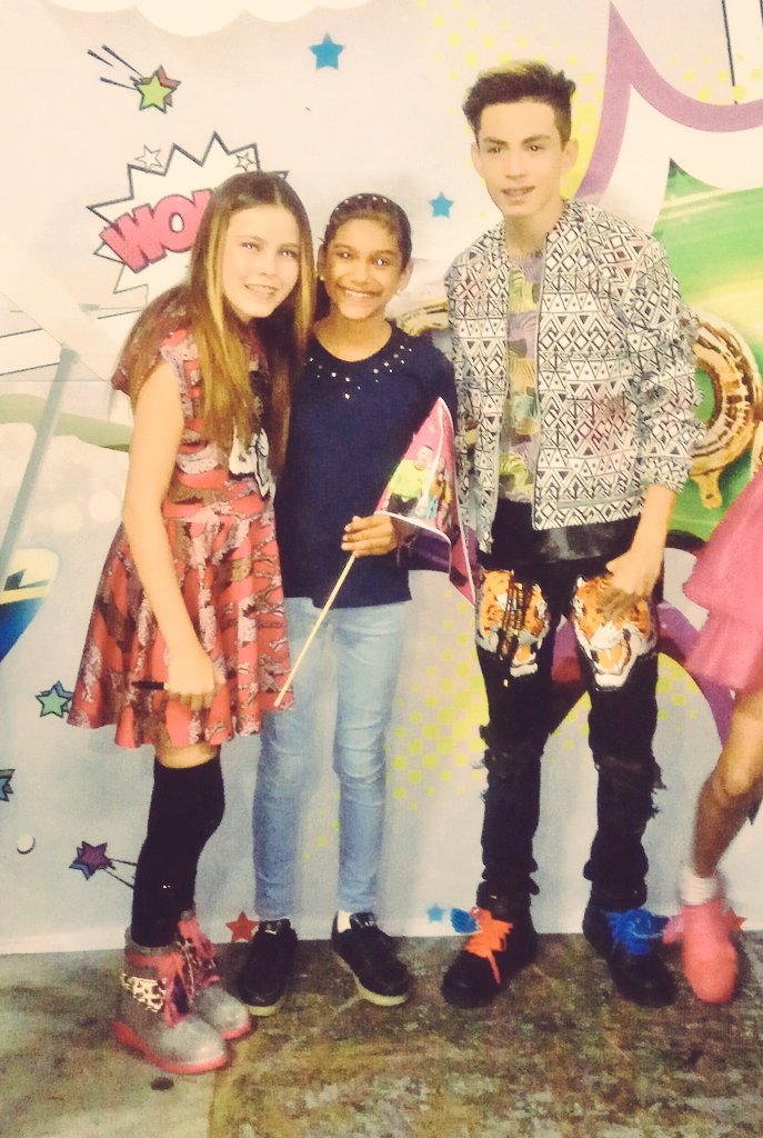 daniel_garibay's tweet photo. .@GrupoLemonGrass convive con sus lemoners tapatíos antes de su primer show en el @TeatroGalerias. Los detalles por #NTRGuadalajara. https://t.co/jeE7cWS6Rh