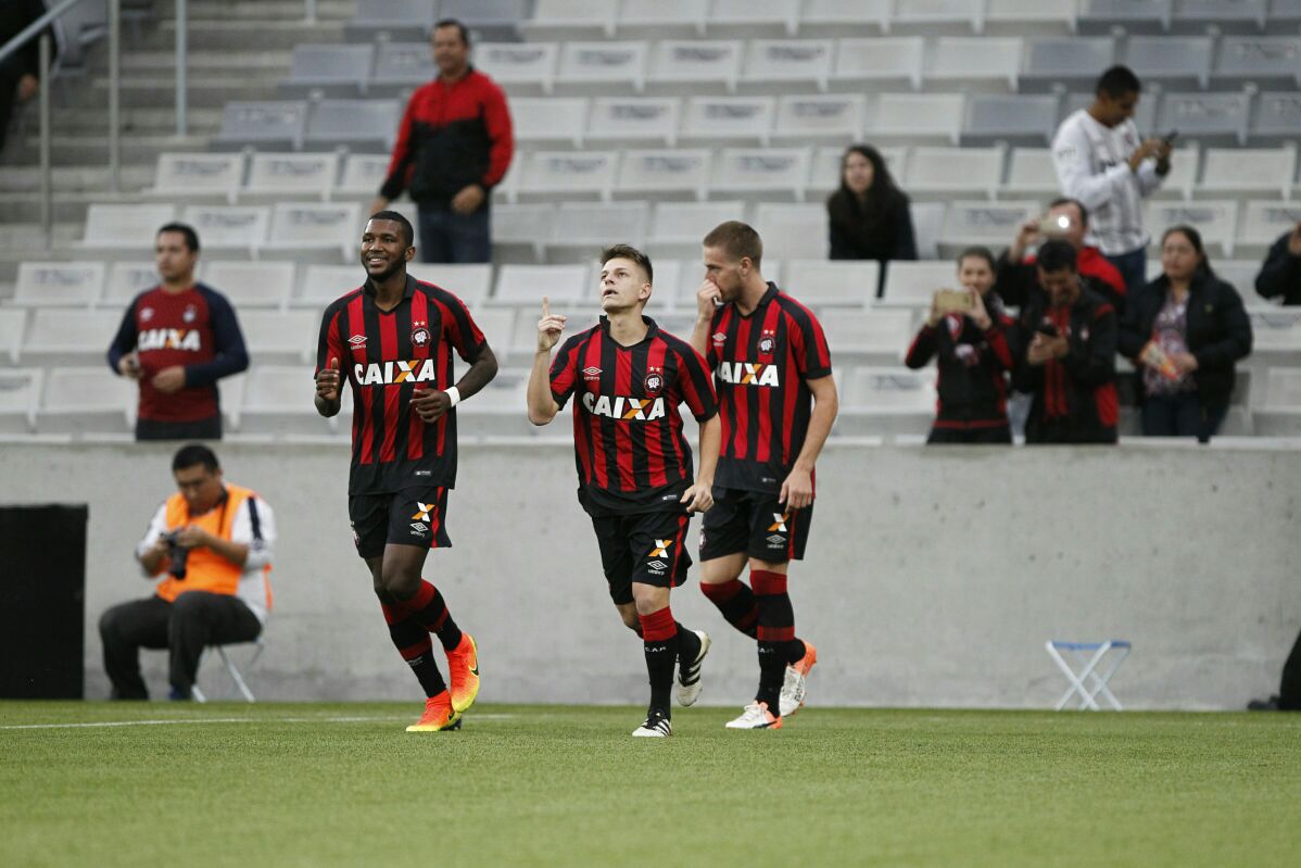 umdoisesportes's tweet photo. #CAPxCAS 20 minutos de jogo e o @atleticopr vence o Cascavel por 1 a 0, com gol de João Pedro. Foto: Jonathan Campos https://t.co/nCI2SgDDeQ https://t.co/v8XNKUj6mS