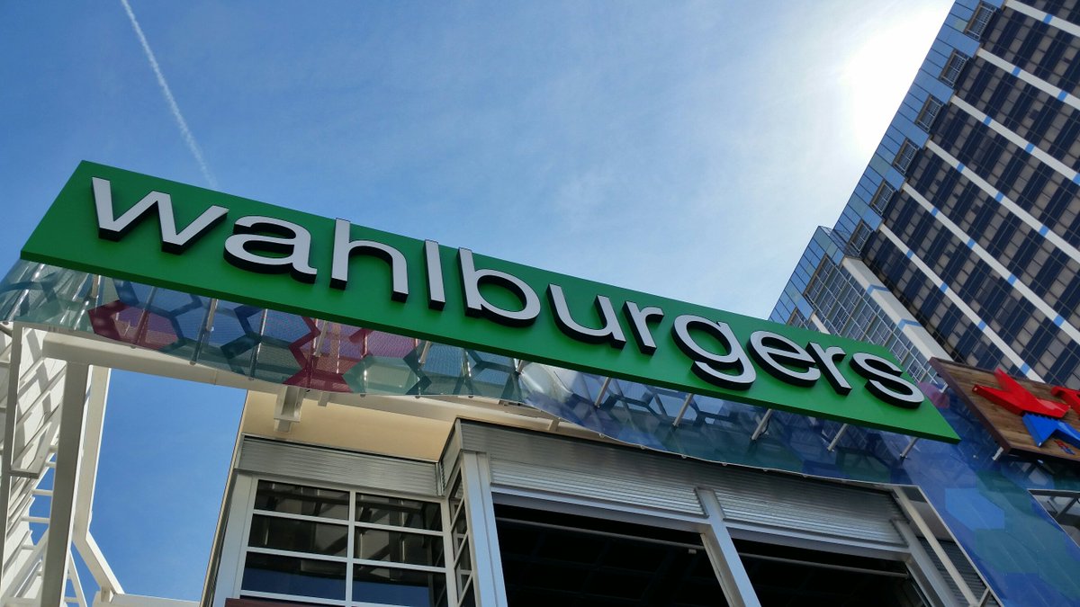 talbot_justin's tweet photo. @Wahlburgers first time trying the burgers in #LasVegas https://t.co/KcJb5VSlk3