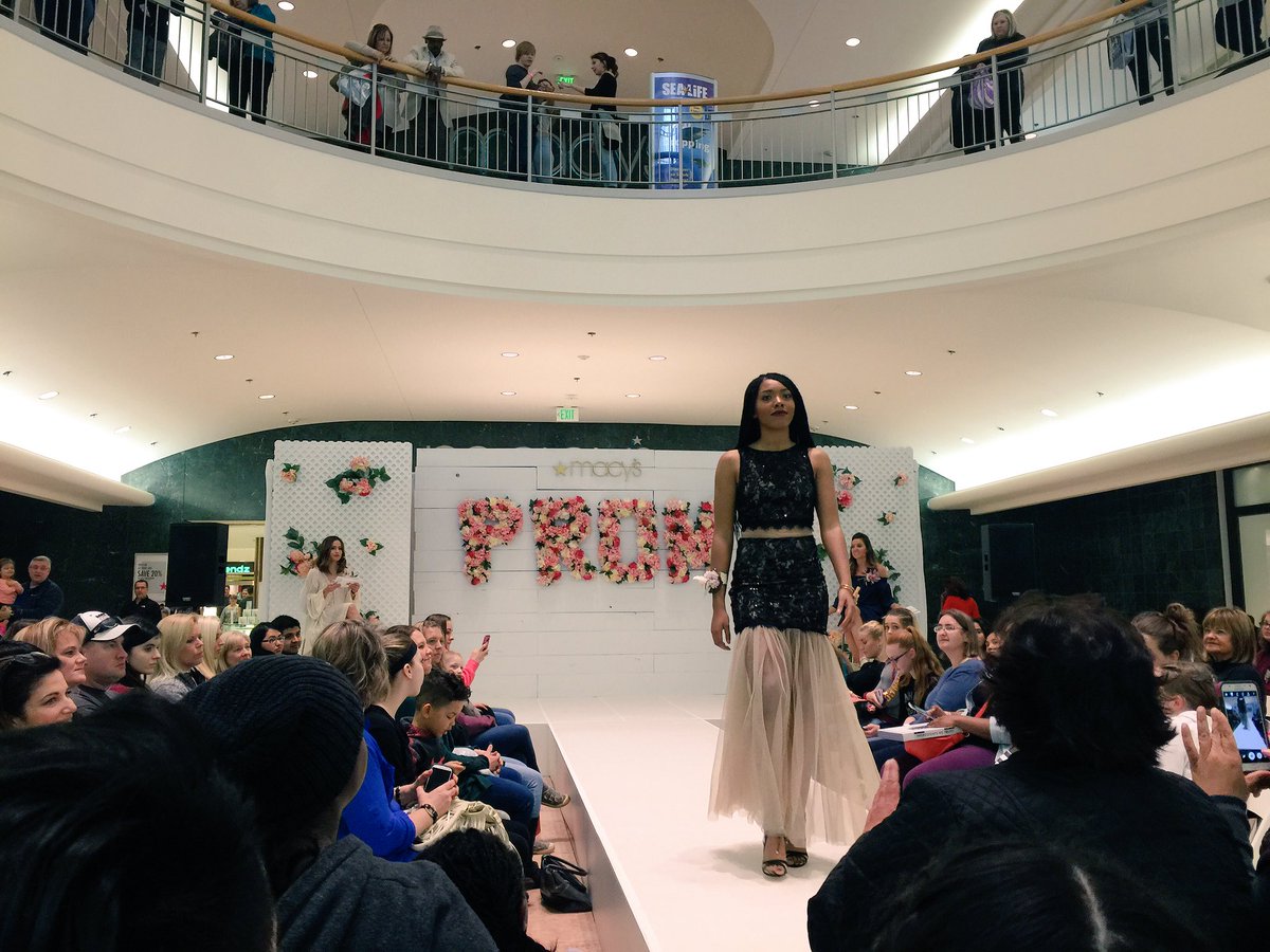 mallofamerica's tweet photo. Head to our Snapchat (👻:mallofamerica) for a look at all the Prom 2017 trends we saw at #MacysProm + let us know your favorite! 💐 https://t.co/eDakl6QejP