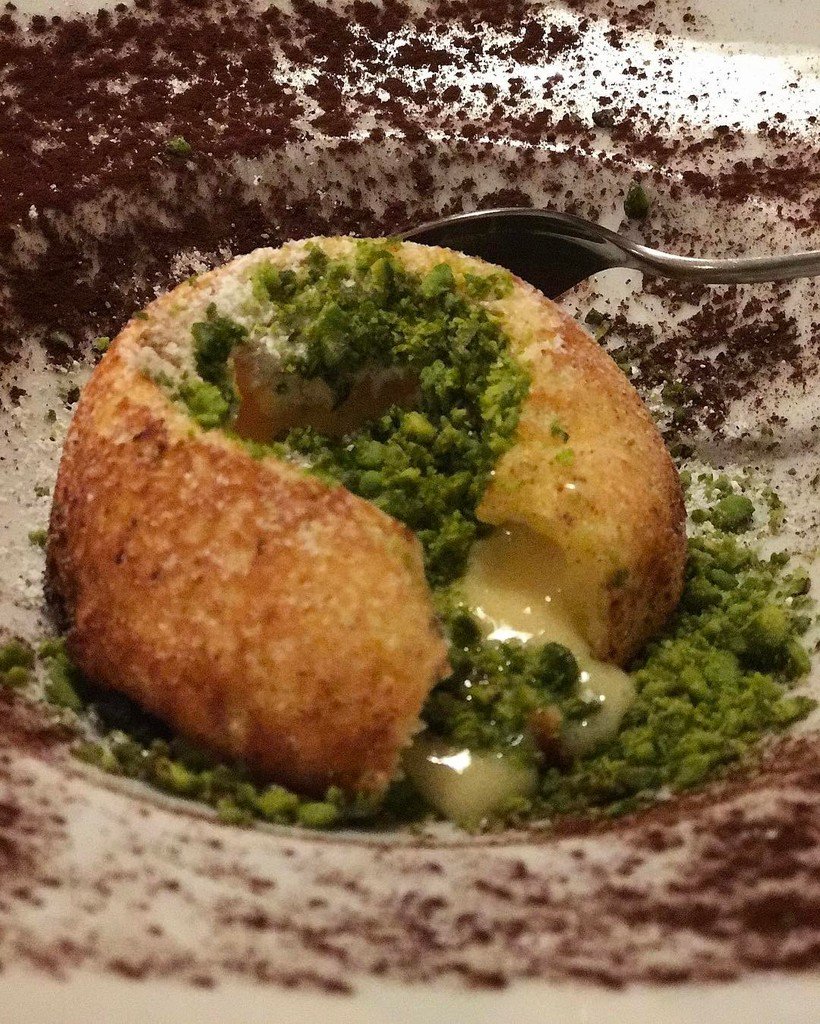 PapaenCuisine's tweet photo. Soufflé coulant cœur pistache 😱 Une tuerie !!!! #venezia #venise #venice #chocolat #patiss… https://t.co/Sn9rjRb6bE https://t.co/oyYkRS2edt