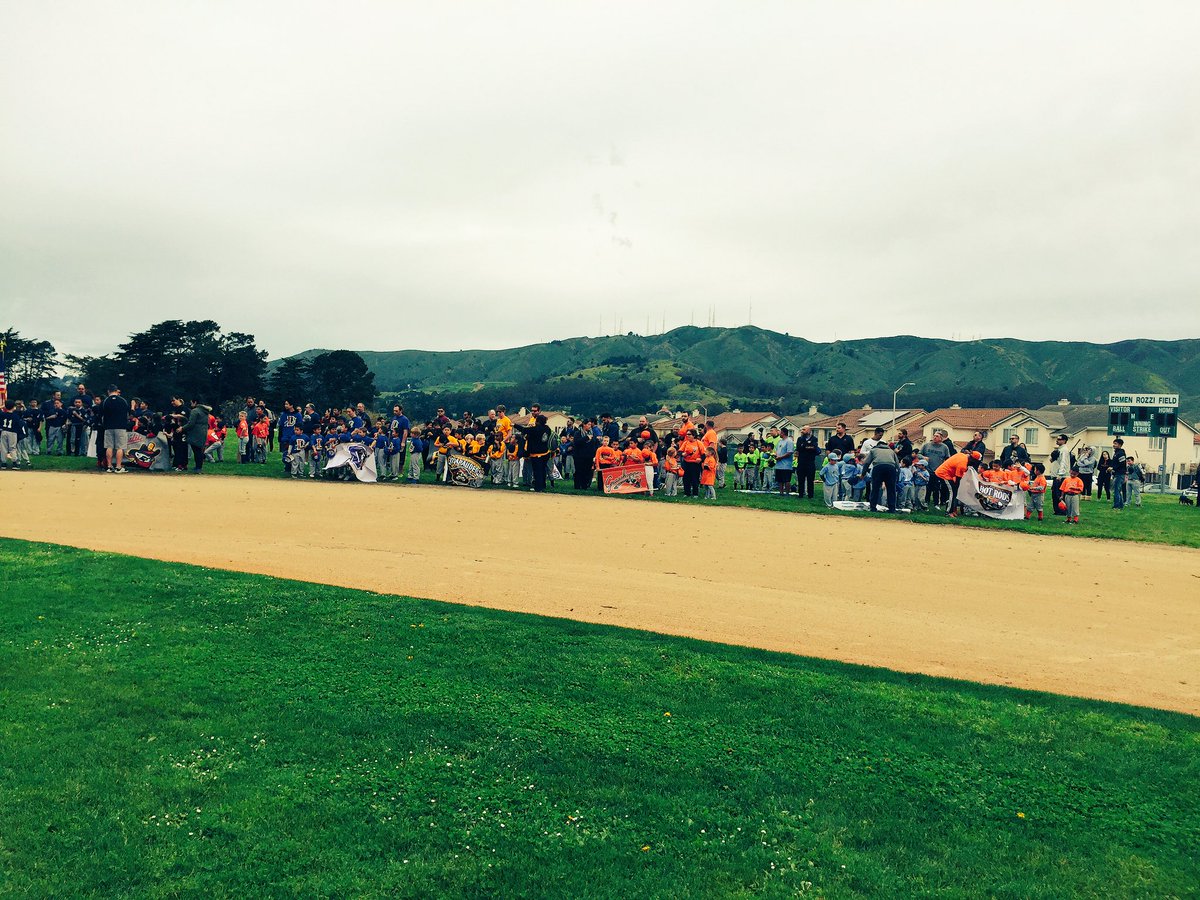 CamachoSSF's tweet photo. Fun time opening up the SSF Youth Baseball season! 25 teams means 400 boys &amp; girls being active &amp; healthy! @SSFParksandRec @HealthyKids2Day https://t.co/zaXMz2Sxvh