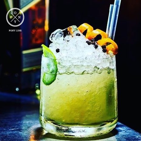 Un buen cocktail + amigos + bailar sin parar = la mezcla perfecta en Pony Line Bar