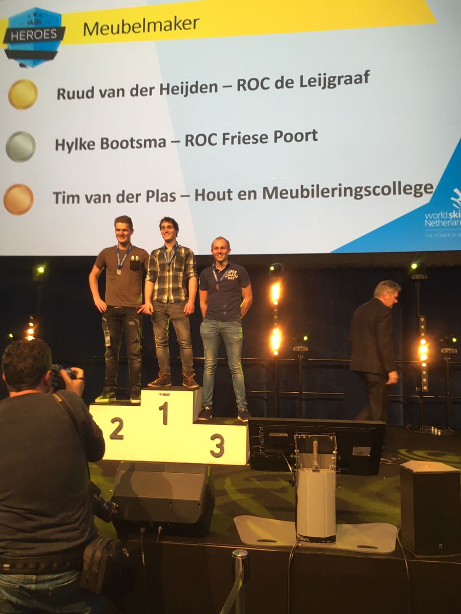 HMCmbovakschool's tweet photo. Wat een topprestatie! Tim is 3de geworden bij de finale meubelmakers en Sam 2de bij de interieuradviseurs! #hmcskills #skillsheroes https://t.co/r1E5OAHvAP