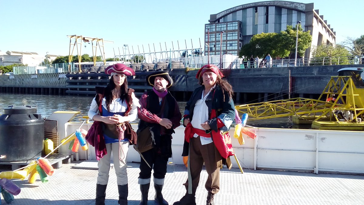 MuseoQuinquela's tweet photo. Vinieron los piratas a bautizar al #eolo, nuestra embarcacion de botellas reutilizadas! https://t.co/lx9bnRgFY0