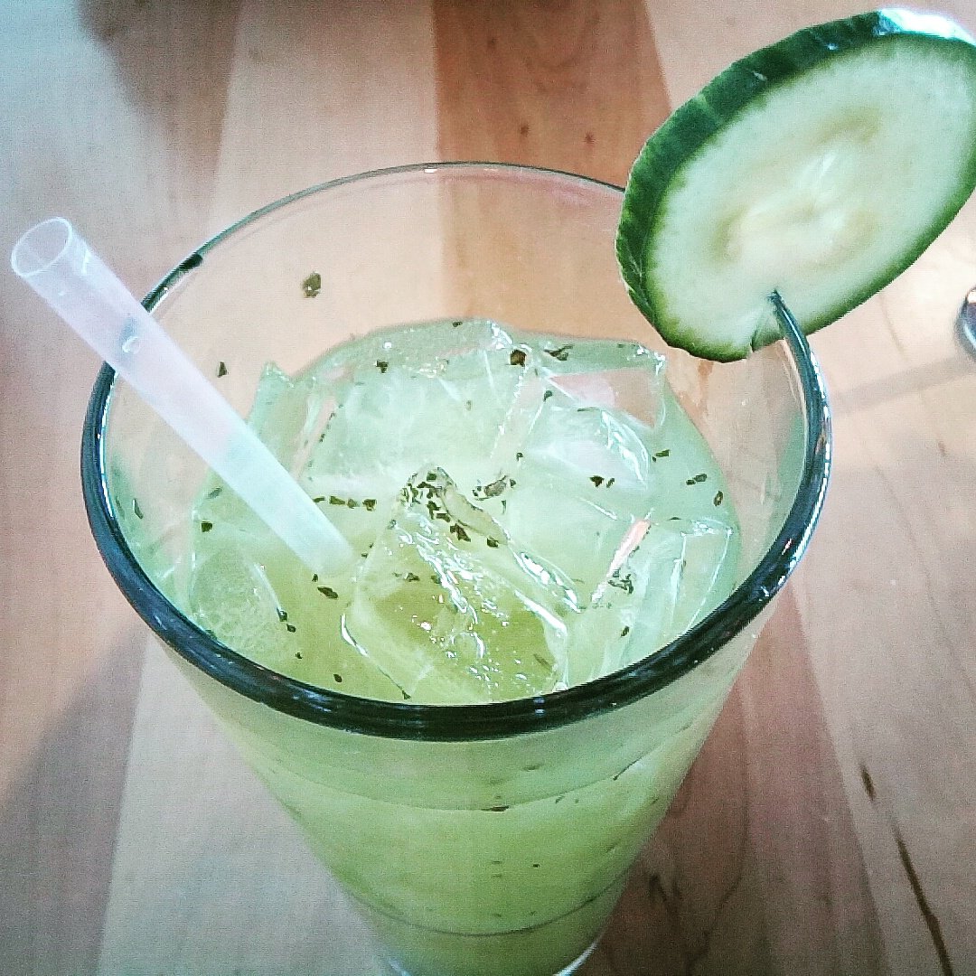 girlpenumbra's tweet photo. Cucumber Mint water @LYFEKitchen
. #cucumber #mint #water #lyfekitchen #drink #drinksforsummer #veggies #vegetables #vegetarian https://t.co/nTLSmQiV8y