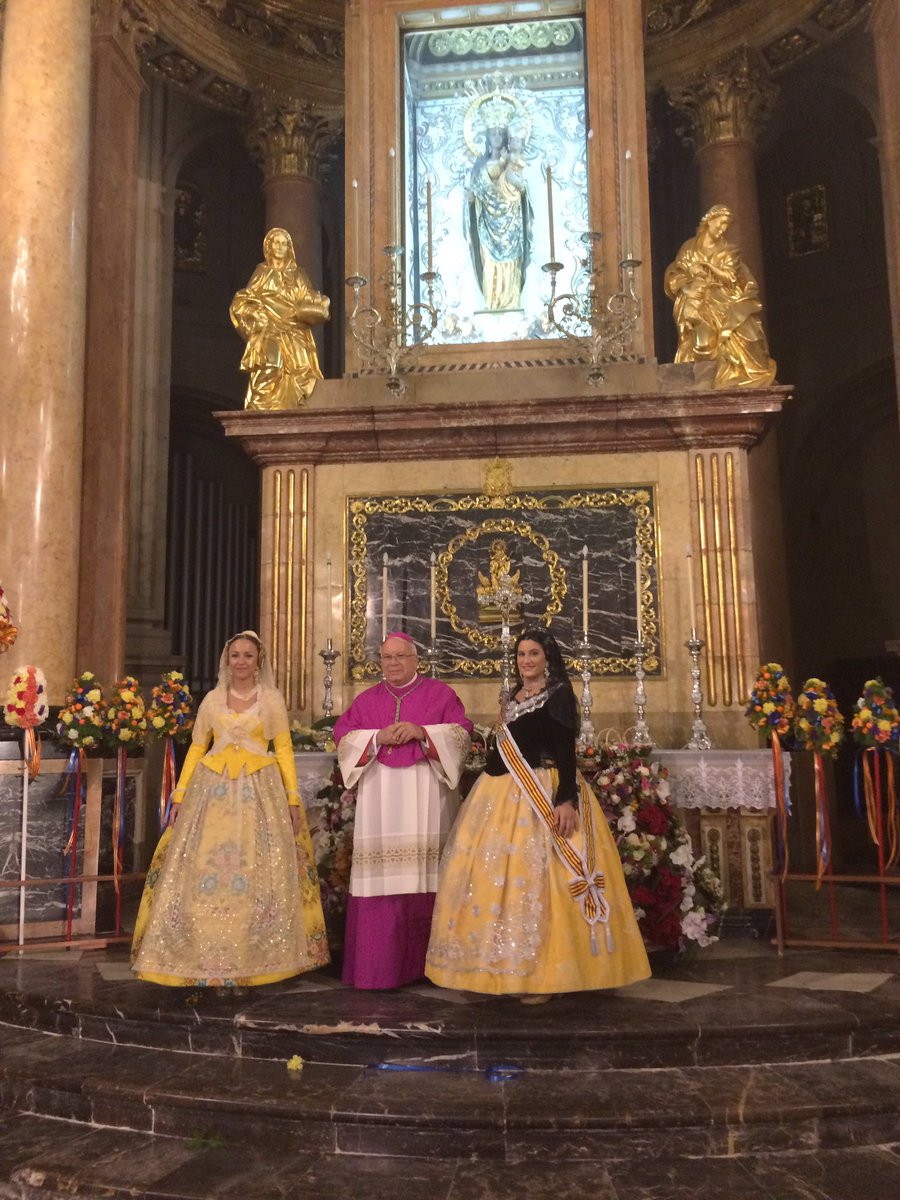 JLFXATIVA's tweet photo. Ofrena de Patricia, Arancha, Àngela i Carmen, Cort de la Fallera Major de Xàtiva. #fallesXàtiva https://t.co/YaQcY6Rqsf