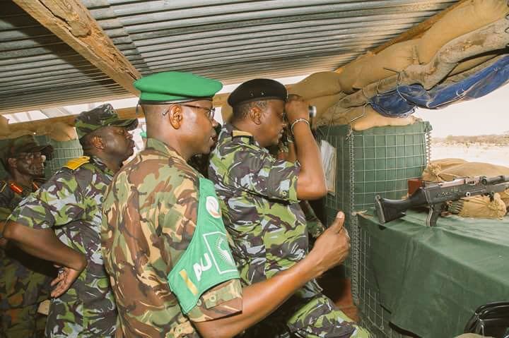 kdfinfo's tweet photo. Honoured today to have hosted The C-in-C HE @PresidentKE Hon @UKenyatta when he visited our soldiers in Dhobley, @amisomsomalia #ThisIsKDF https://t.co/ngJ4AzzPhK