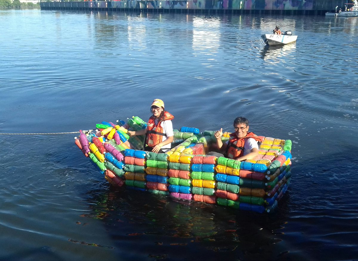 alimartinart's tweet photo. Navegando por el #Riachuelo con @portegnomo en el barco hecho por los chicos del proyecto #CaminosDeAgua @MC5Pts @MuseoQuinquela https://t.co/47cTuB5sQ5