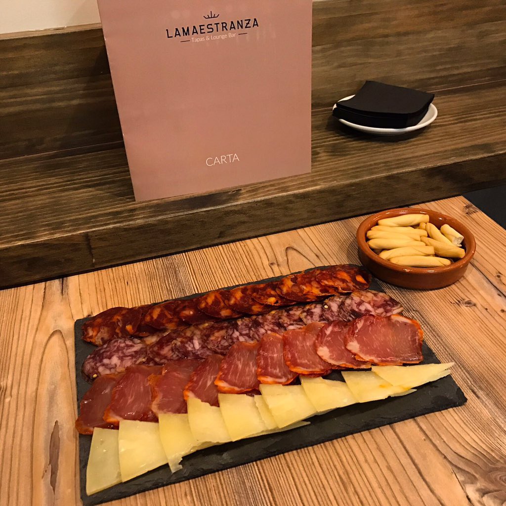 LMaestranza's tweet photo. Nos gusta lo ibérico y por eso os presentamos nuestra nueva tabla de ibéricos de la mejor selección. https://t.co/oxoCbnmzkK