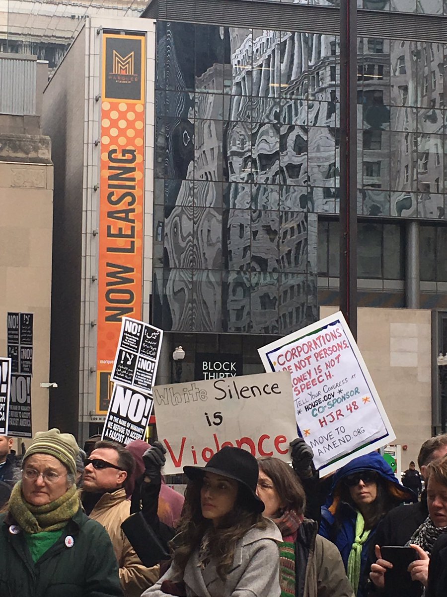 IrishMarchChi's tweet photo. #IrishMarch #YouAreMyNeighbor Chi stands in solidarity w/ our immigrant & refugee neighbors @SenatorDurbin @SenBillyLawless @BridgetGainer https://t.co/0nxOKDCjEL