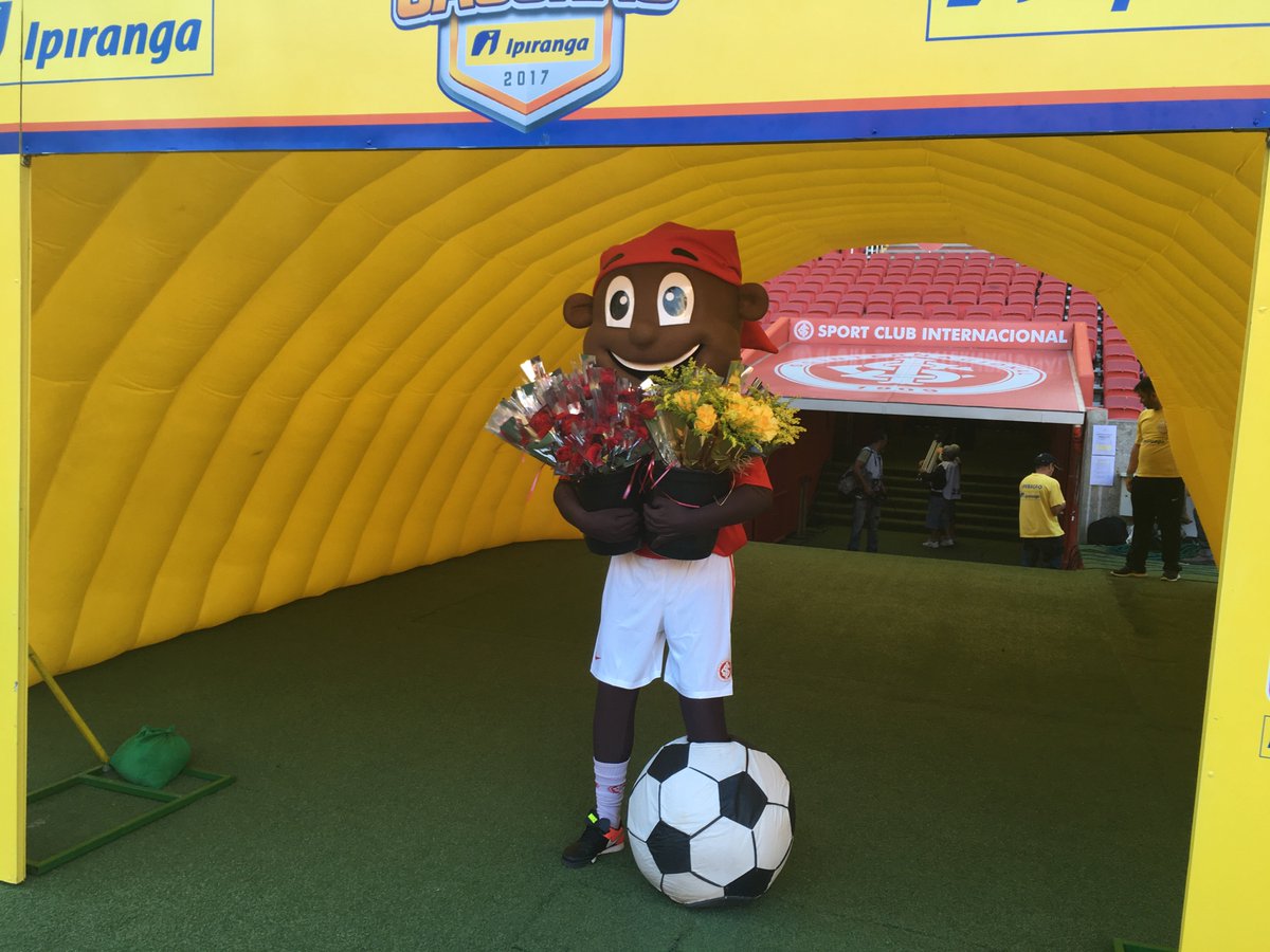 SCInternacional's tweet photo. O Saci também participa da homenagem para as coloradas entregando 120 rosas as torcedoras presentes! #MulheresColoradas #NadaVaiNosSeparar https://t.co/SHUMiIM8Dh