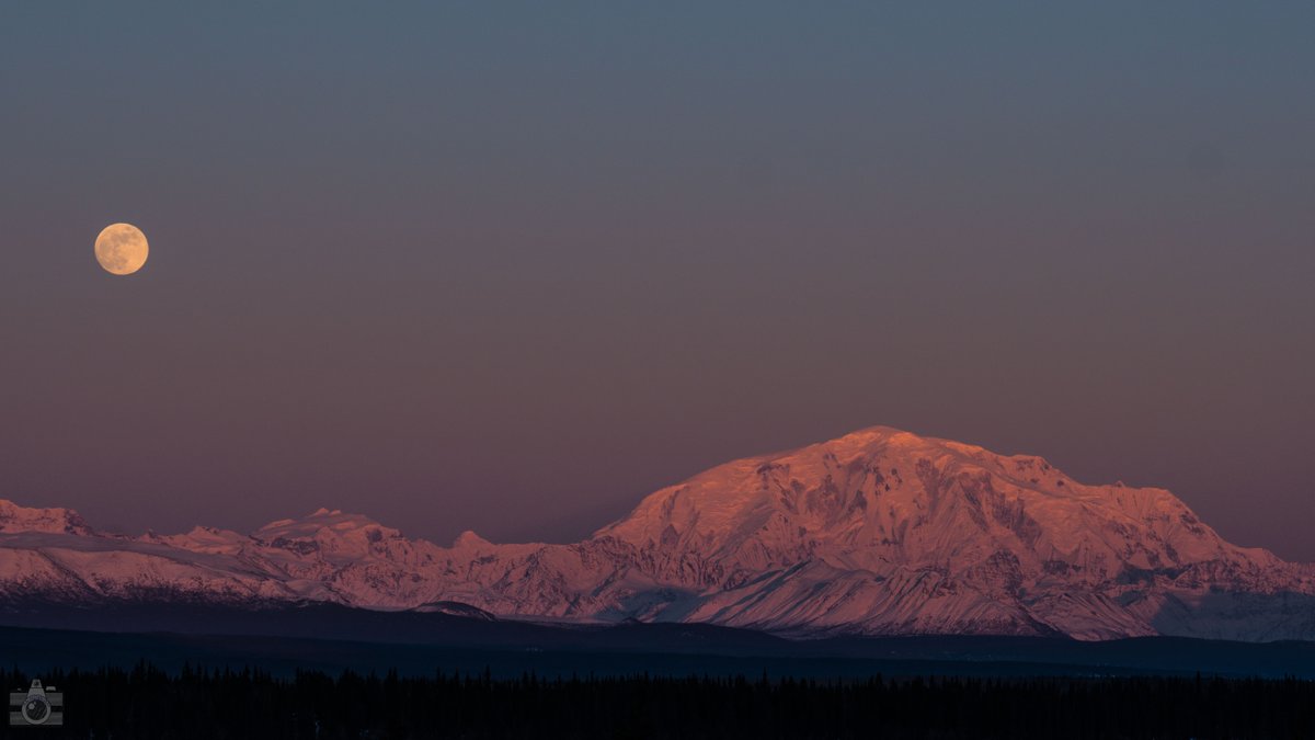akjessphoto's tweet photo. Another epic #moonrise and #sunset over the #Wrangells in #Alaska https://t.co/WPiveghwDC