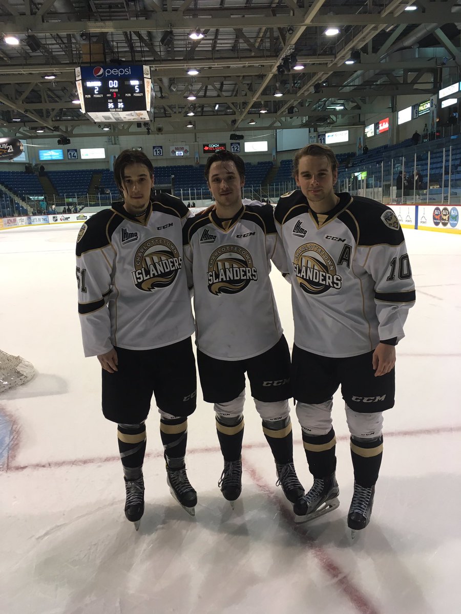 Thanks to the <a href="/IslandersHKY/">Charlottetown Islanders</a> for tonights ceremony for our last regular season game, true class! #20s  <a href="/Kielly11/">Kameron Kielly</a> <a href="/Beauche61/">Francois Beauchemin</a>