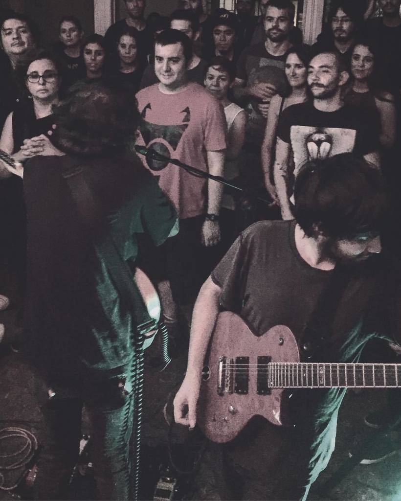 lerockcl's tweet photo. ...Y en Santiago, casa llena en el show de @lacienciasimple con @invernessbanda en #CasaAm… https://t.co/MfP9sqfQ0W https://t.co/GxhFxhZD5b