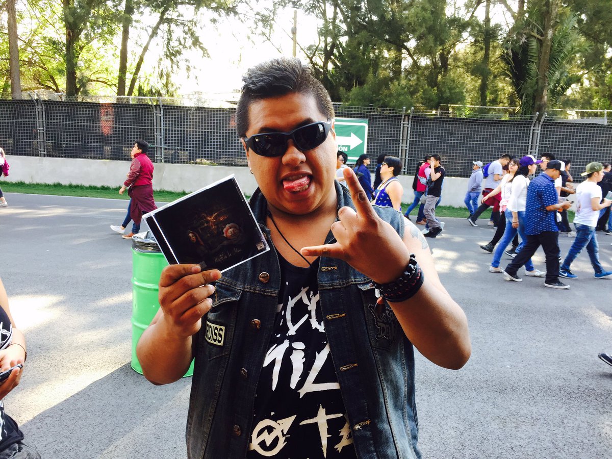 PararrayosMx's tweet photo. Aquí Sardiss de @Los_SD con el disco #MonstruoDeMamá disponible en el #PararrayosStand en el @vivelatino https://t.co/qRje89MkUY https://t.co/ab7ox7coQv