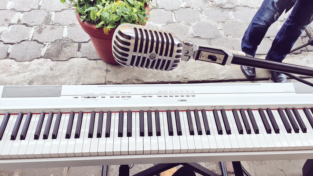 manugarmusic's tweet photo. @shuremx así disfruto mis momentos Shure, ¡con un gran y buen clásico ! https://t.co/NlR8Ty7Q6O